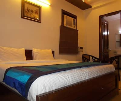 https://imgcld.yatra.com/ytimages/image/upload/t_hotel_yatra_city_desktop/v1452658333/Domestic Hotels/Hotels_Gurgaon/Willow Tree Premier/bedroom_1.jpg